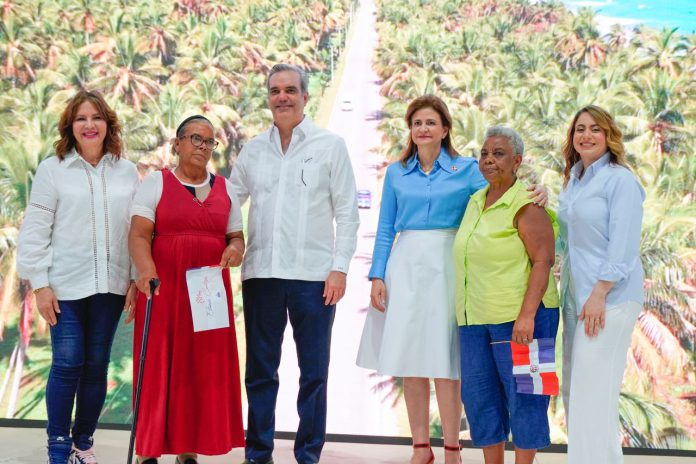 El acto también contó con la presencia de la vicepresidenta de la República, Raquel Peña; y de la directora del Plan Social de la Presidencia, Yadira Henríquez.
