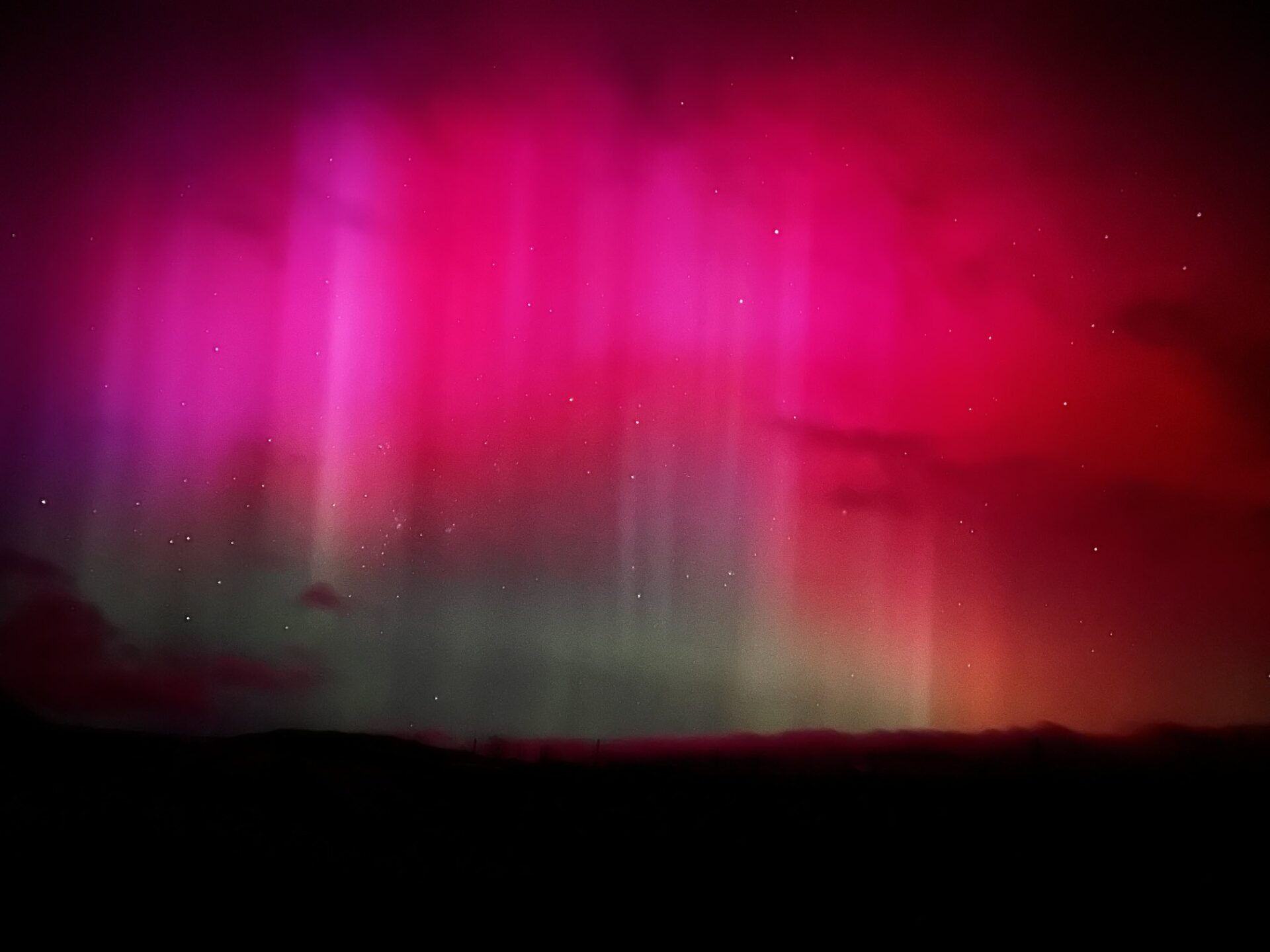 Espectacular exhibición de auroras boreales iluminaron el cielo en