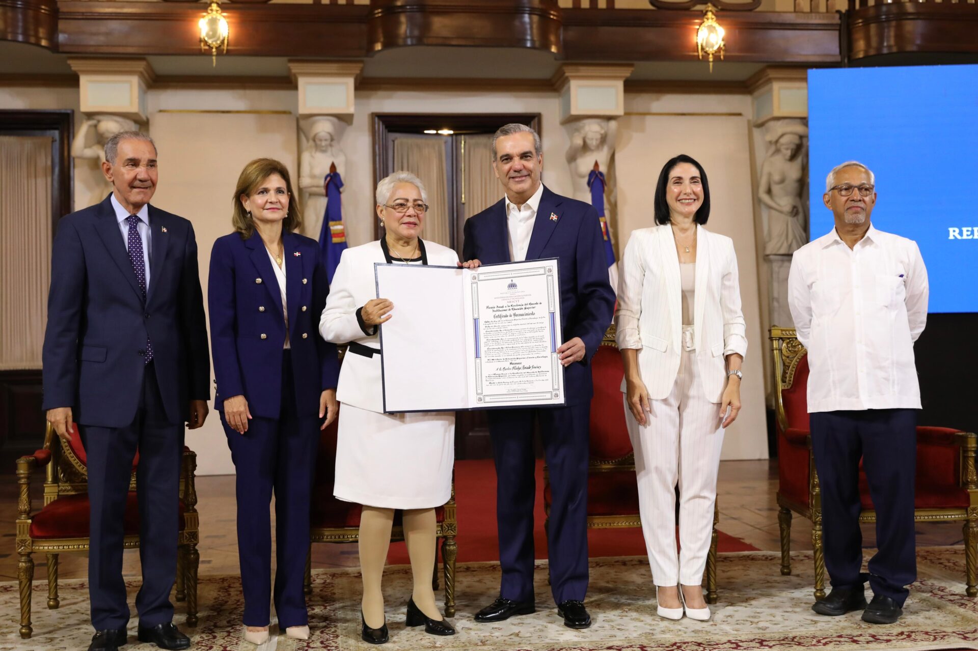 Presidente Abinader entrega Premio a la Excelencia Magisterial 2024 a ...