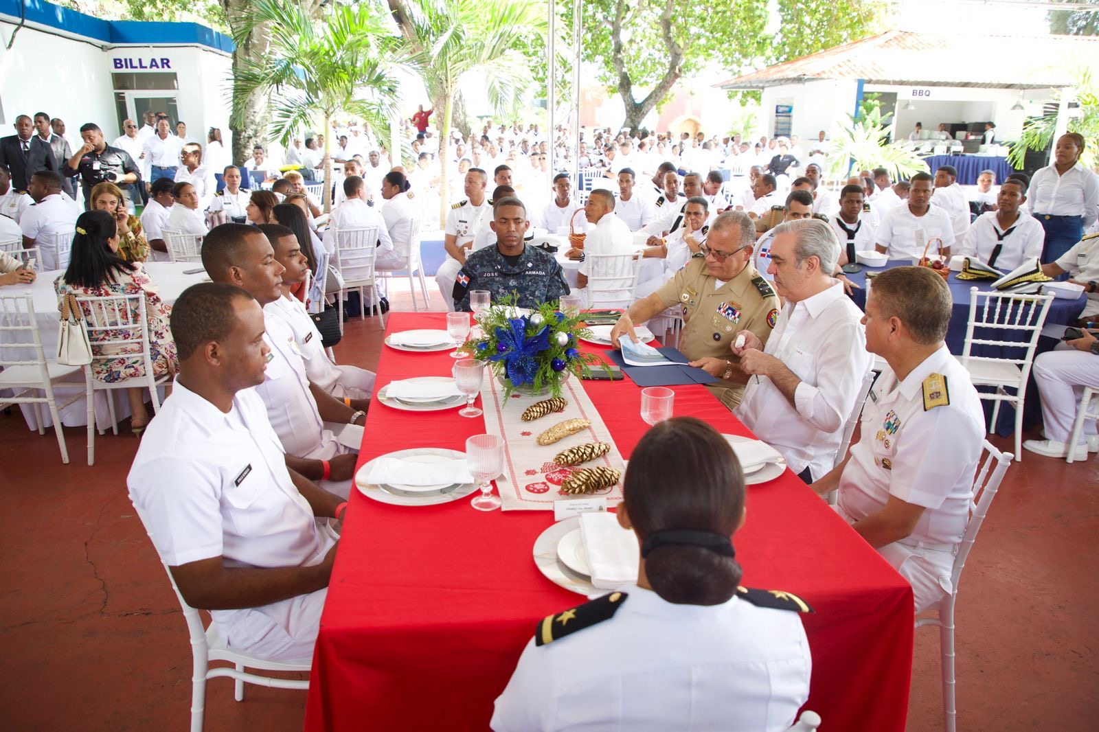 Presidente Abinader almuerza con miembros de la Armada y la Fuerza ...