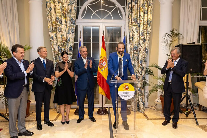 Juan Luis Guerra Recibe la Encomienda de la Real Orden de Isabel la Católica en Santo Domingo - PincelDigital.do