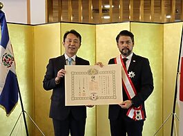 Embajador Robert Takata Pimentel recibe la Orden del Sol Naciente, Gran Cordón, del Gobierno del Japón