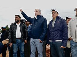 Presidente Abinader supervisa funcionamiento de la cañada saneada por el Gobierno, en visita al distrito municipal Villa Linda – Palmarejo, para conocer realidad tras lluvias