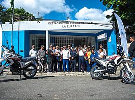 Propeep dona dos motocicletas al destacamento de la Policía Nacional en La Zurza II para fortalecer la seguridad en la zona