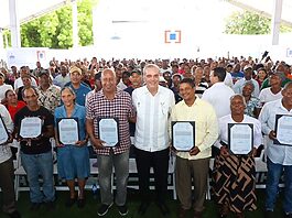 Presidente Abinader entrega 1,445 títulos de propiedad de un total de 3,300 en San Cristóbal que benefician a más de 4,800 personas