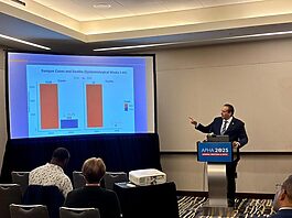 Víctor Atallah presenta logros del plan de control del dengue en la convención de la Asociación Americana de Salud