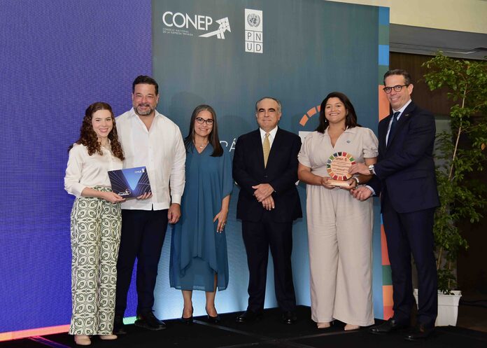 Entrega reconocimiento Fundación Cap Cana baja