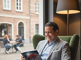 Escritor dominicano presenta en Madrid la novela “La Maldición del Flamboyán”