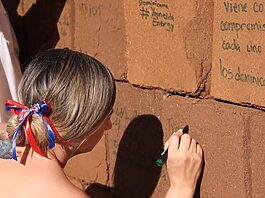 Decenas de personas participaron en “El Muro del Legado”, iniciativa de Living The Noom