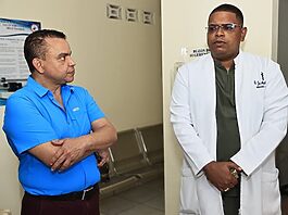 Dr. Julio Landrón supervisa labores de limpieza en Centro de Atención Primaria La Yagua en Gaspar Hernández