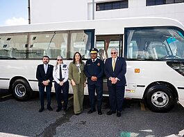 Banreservas dona minibús al Cuerpo de Bomberos del Distrito Nacional