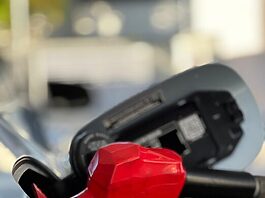 Gobierno reajusta combustibles y activa período de congelación de precios