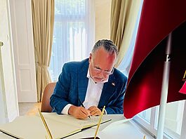 Embajador Pablo Valentín firma libro de condolencias en la Embajada de Qatar en Berna por el fallecimiento del Emir Padre