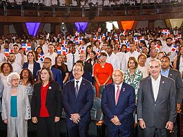 Presidente Abinader entrega 1,500 becas internacionales para cursar programas de especialización, maestrías y doctorados en universidades del extranjero