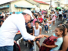 Secretario General del PRSC Papito Cruz entrega útiles escolares en sectores vulnerables de Santiago previo al inicio del año escolar 2026-2027
