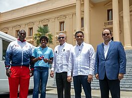 Ministro Andrés Bautista entrega, en nombre del presidente Luis Abinader, autobús a la Fundación Creando Sonrisas Eternas, presidida por la campeona olímpica Marileidy Paulino