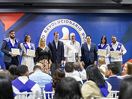 Abinader apuesta por la educación y encabeza graduación en su primer acto como presidente del PRM
