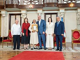 Presidente Abinader entrega premios Adulto Mayor del Año a Ellis Pérez y Protector de la Persona Envejeciente al Hogar de Ancianos Nuestra Señora del Carmen de Higüey