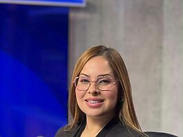 PREMIOS LA FLOR RECONOCE TRAYECTORIA DE PERIODISTA SUSY AQUINO GAUTREAU CON NOMINACIÓN A COMENTARISTA DE OPINIÓN.