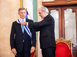 Presidente Abinader condecora al excanciller Roberto Álvarez con la Orden del Mérito de Duarte, Sánchez y Mella, en el grado de Gran Cruz, placa de plata, en reconocimiento a su trayectoria al servicio de la diplomacia dominicana