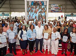 Presidente Abinader entrega 2,200 títulos en Villa Altagracia, en beneficio de 10,000 personas, y afirma que los dominicanos con décadas viviendo en terrenos del Estado deben recibir sus documentos